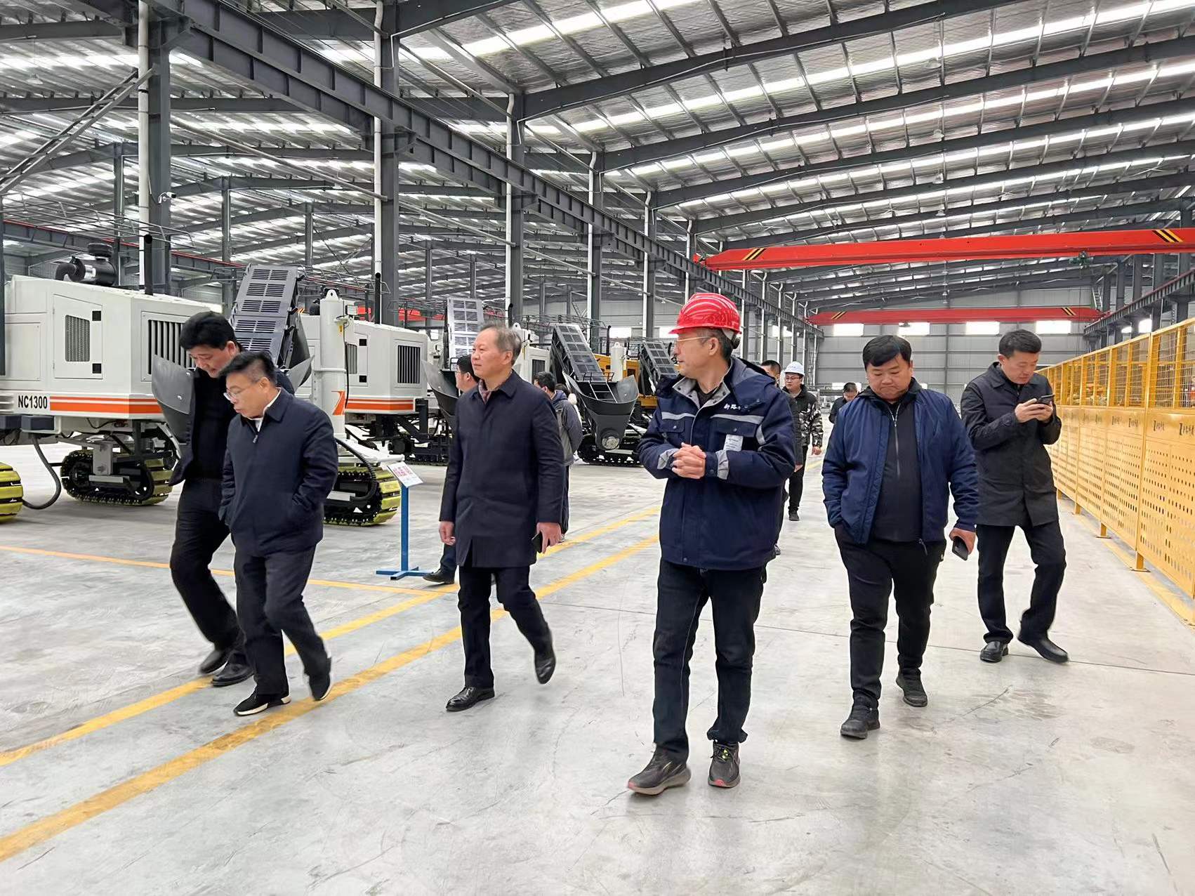 熱烈歡迎徐州市委市政府、淮海國際港務(wù)區(qū)、柳新鎮(zhèn)一行領(lǐng)導(dǎo)來我司參觀考察工作